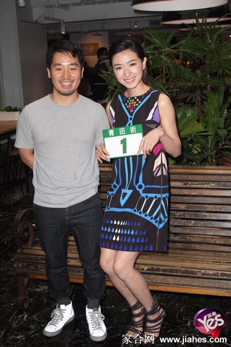 万茜流光魅影风尚图鉴 万茜回眸瞬间眼神深邃 黑色裙装与网状丝袜交织出艺术感