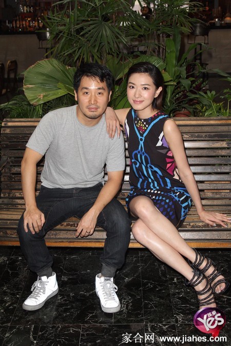 万茜流光魅影风尚图鉴 万茜侧坐光影交错 腿部曲线在丝袜下若隐若现尽显高级质感