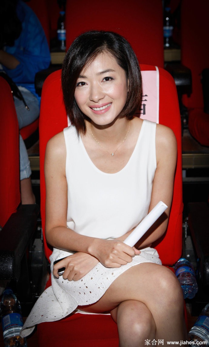 万茜流光魅影风尚图鉴 万茜背影婀娜走向光影深处 留下无限遐想空间