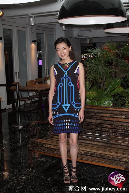 万茜流光魅影风尚图鉴 万茜仰首闭目享受片刻宁静 颈肩线条流畅如古典雕塑