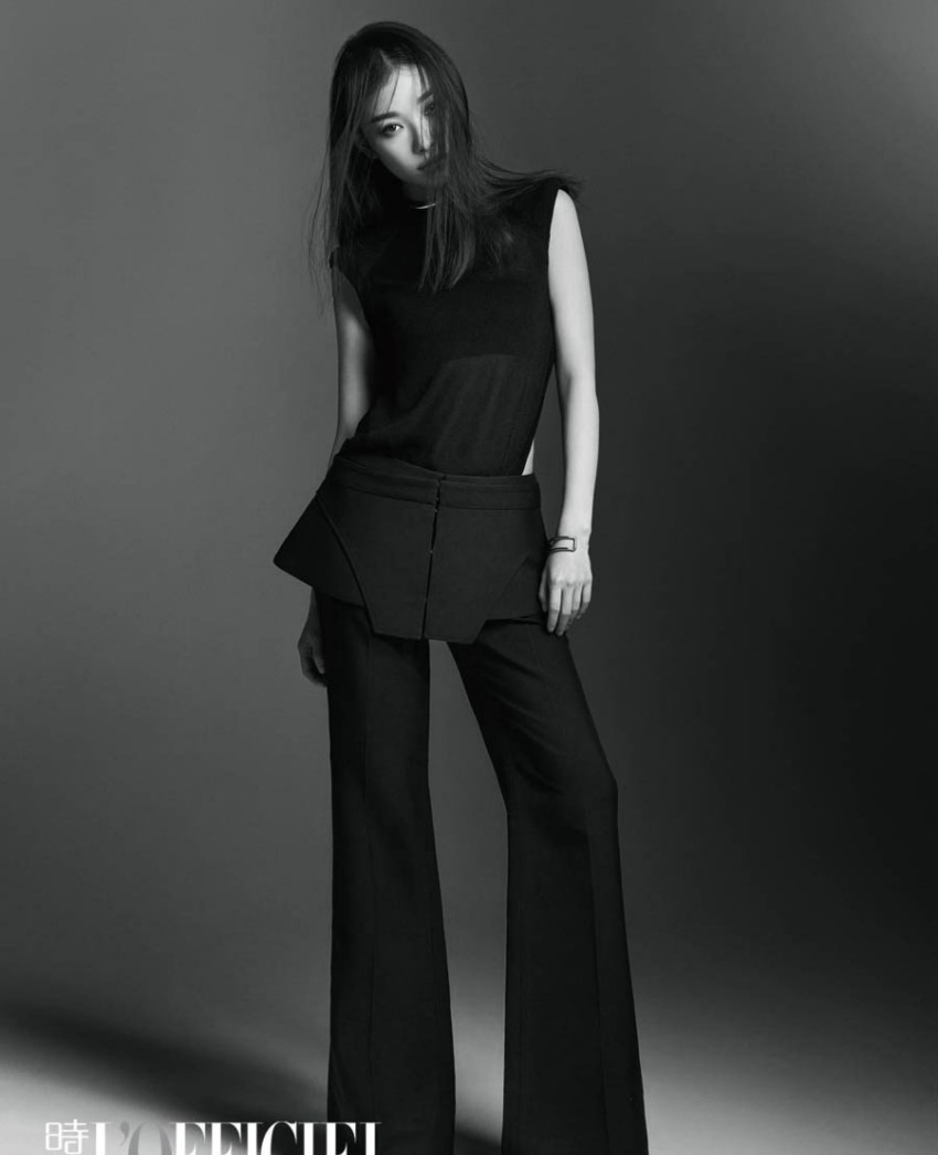 倪妮光影诗篇封面风华盛绽 倪妮舒展身躯倚靠,流畅的身体线条在明暗交织中形成一幅现代雕塑般的画面,充满力量与柔美。