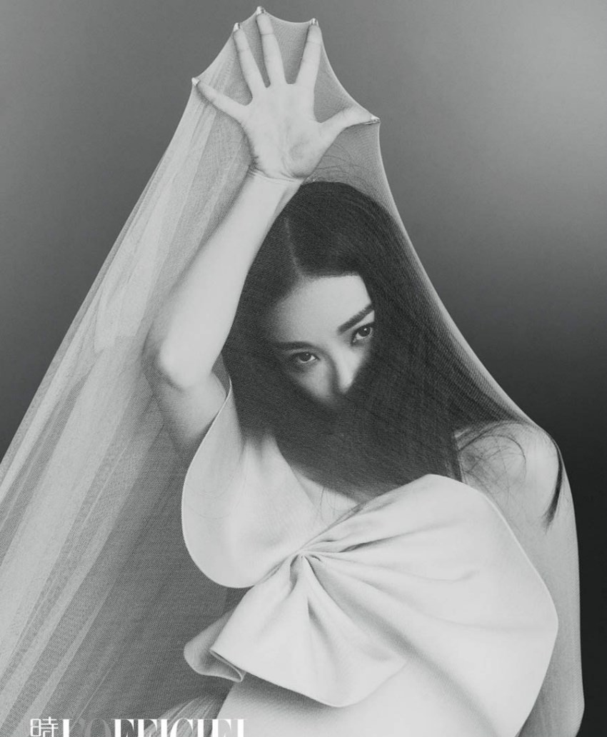 倪妮光影诗篇封面风华盛绽 光影从侧面分割画面,倪妮的半边脸庞隐于暗处,神秘感与表现力在光与影的对话中达到极致。