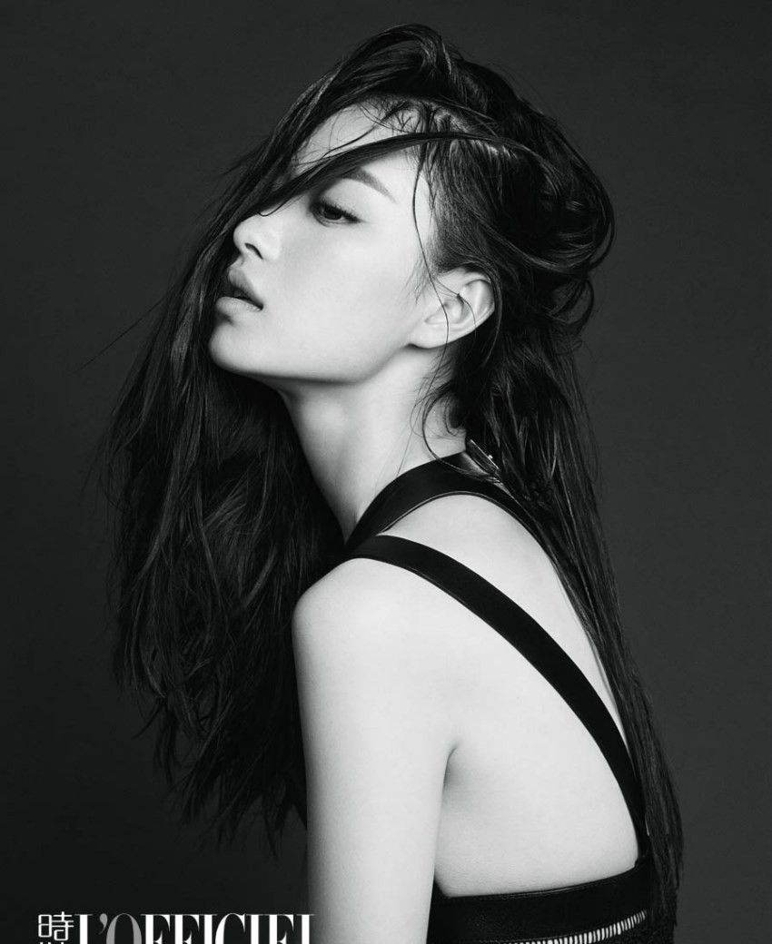 倪妮光影诗篇封面风华盛绽 倪妮直面镜头,眼神坚定而清澈,极简背景衬托下,她的脸庞成为诉说故事的全部焦点。