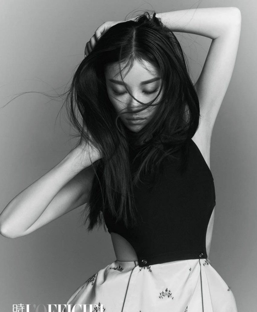 倪妮光影诗篇封面风华盛绽 画面捕捉倪妮的动态瞬间,发丝与姿态充满生命力,仿佛凝固了一曲无声的舞蹈,优雅而灵动。